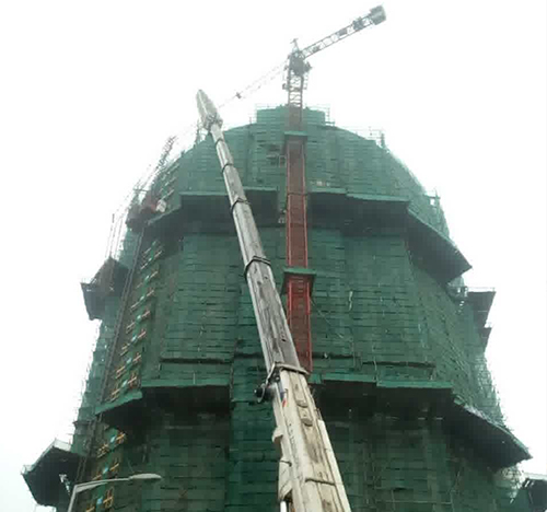 安图吊车在工地上作业